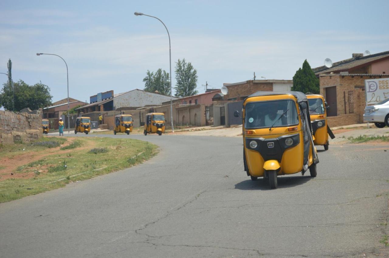 Хостел Lebo'S Soweto Backpackers Экстерьер фото